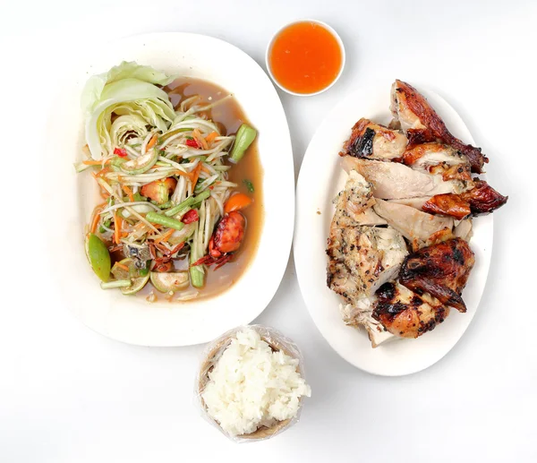 Salada de frango grelhada, arroz pegajoso no fundo branco . — Fotografia de Stock