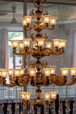 Kocaman güzel tavan ışıkları yanıyor.