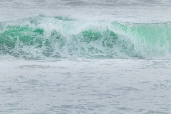 タイドがクラッシュし インド洋で素晴らしい澄んだ青い水を飛び散った — ストック写真