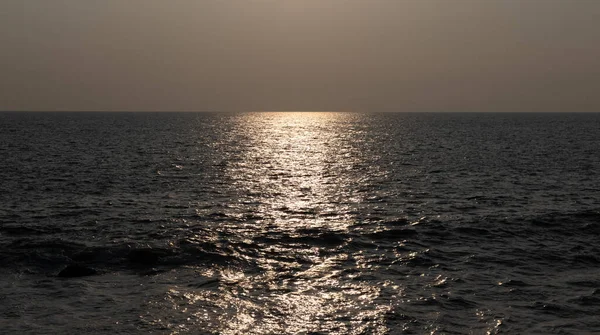 Entfernung Meer Sonnenuntergang Reflexion Auf Wasserlandschaft — Stockfoto