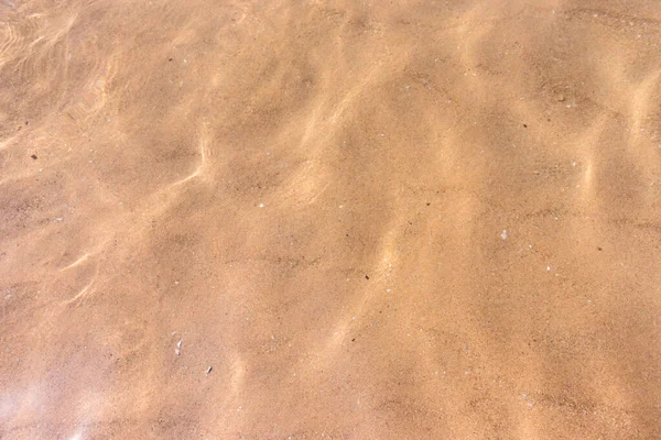 Wellen Des Wassers Reflektieren Textur Auf Einem Sandigen Strandboden — Stockfoto