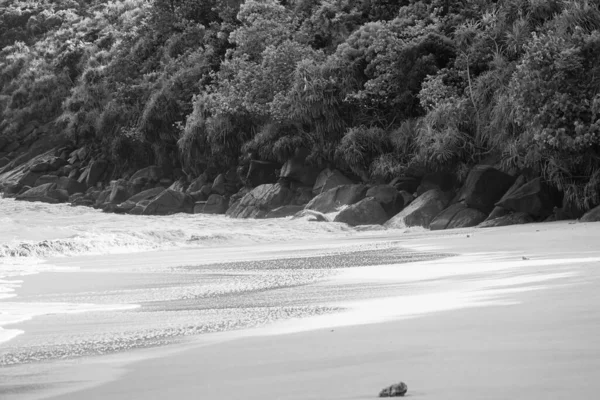 Beautiful Beach Landscape View Mountain Sands Rock Formation Shore Black — Stock Photo, Image