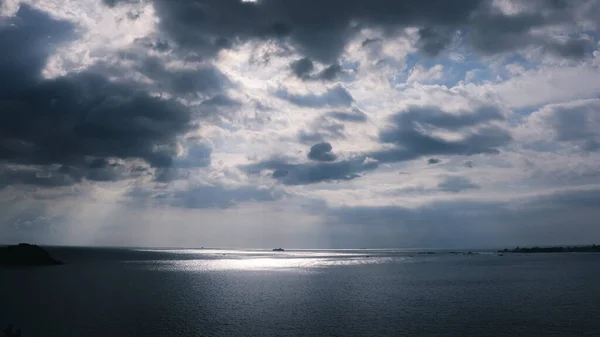 Sonnenstrahlen Die Durch Die Wolken Kommen Und Den Horizont Das — Stockfoto