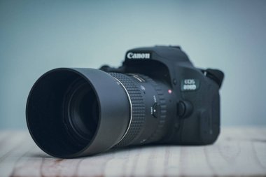 Galle, Sri Lanka - 02 18 2021: Canon EOS Rebel t7i DSLR kamera ve üzerinde mercek kaputu olan asal lens, üstünde model adı olan Canon logosu.