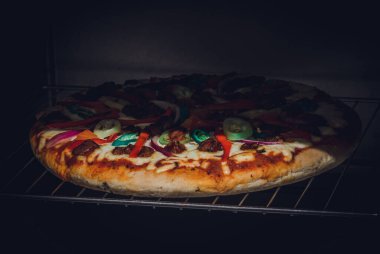 Fırında pişmiş baharatlı tavuk, ev yapımı lezzetli fırın yemeği. Kızarmış tavuk ve dolmalık biber ve domates soğan ve mozzarella peyniri..