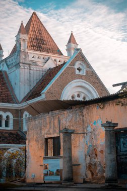 Tüm azizlerin kilisesi ve çürümüş Galle Kalesi postanesi sömürge zamanının ihtişamı ve gururu..