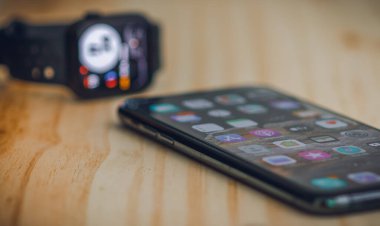 Galle, Sri Lanka - 02 19 2021: Apple iPhone 11 profesyonel maksimum ve elma saati serisi 6 ahşap bir masa, lüks ve yaşam tarzı konseptinde yan yana yatıyordu. alçak açı kenar görünüm fotoğrafı.