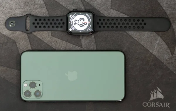 Galle, Sri Lanka - 02 19 2021: Apple iPhone 11 profesyonel maksimum ve elma saati serisi 6 ahşap bir masa, lüks ve yaşam tarzı konseptine paralel yatıyordu. başlık görünümü fotoğrafı.