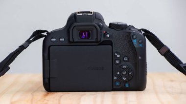 Galle, Sri Lanka - 02 18 2021: Canon EOS Rebel t7i DSLR kamera, tüm göstergeler ve düğmeler, boyun tasması