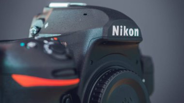 Galle, Sri Lanka - 02 17 2021: Nikon D850 DSLR gövdesi kamera gövdesi, tutuş ve ön göstergeler ve kapatma düğmesi. en yüksek kalitede modern profesyonel tüketici DSLR kamera gövdesi,