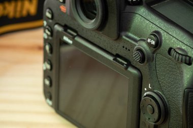 Modern DSLR dokunmatik görüntüleme ve arka kadranları odaklı, son derece dayanıklı magnezyum alaşımı ve karbon fiber materyallerle inşa.