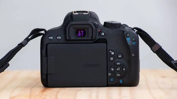 Galle, Sri Lanka - 02 18 2021: Canon EOS Rebel t7i DSLR kamera, tüm göstergeler ve düğmeler, boyun tasması