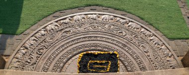 Anuradhapura Krallığı 'nda Jaya Sri Maha Bodhi girişinde ay taşı deseni oyulmuş..