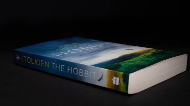 Galle, Sri Lanka - 04 07 2021: Dünyaca ünlü roman kitabı karanlık odanın masasında yatıyordu.