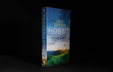 Galle, Sri Lanka - 04 07 2021: Dünyaca ünlü roman kitabı olan Hobbit karanlık odanın masasının üstünde duruyordu.