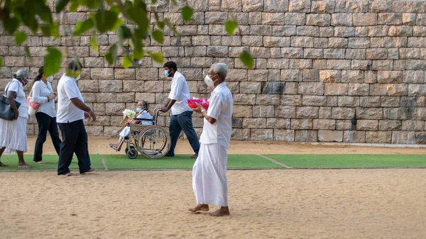 Anuradhapura Sri Lanka 2021 Tekerlekli Sandalyedeki Yaşlı Kadın Oğlu Jaya — Stok fotoğraf