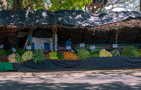 通りに野菜や果物の市場 新鮮な野菜を安く売る — ストック写真