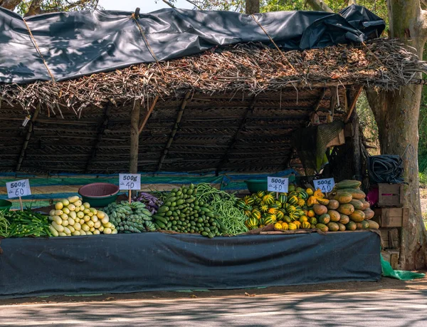 Sokaklarda sebze ve meyve pazarı var. Taze sebzeleri ucuza satıyorum..