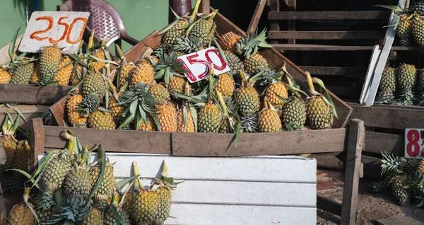 Sokaklarda küçük işletmeler, taze ananas tezgahları ve indirimli fiyatlar..