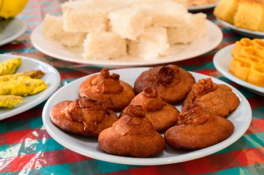 Sinhala ve Tamil yeni yıl kutlamaları, geleneksel tatlılar ve yemek masası,