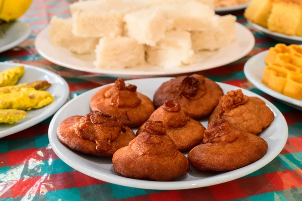 Sinhala ve Tamil yeni yıl kutlamaları, geleneksel tatlılar ve yemek masası,