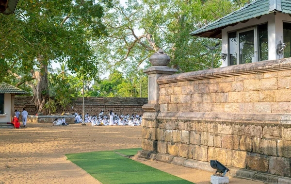 Anuradhapura Sri Lanka 2021 Grupo Peregrinos Roupa Branca Adorando Jaya — Fotografia de Stock