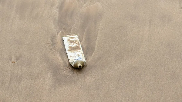 プラスチック廃棄物汚染された砂浜 地球を救うという概念 — ストック写真