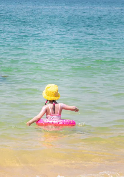 Маленький Ребенок Трубкой Вокруг Играет Джунглях Пляжа Желтая Шляпа Яркие — стоковое фото