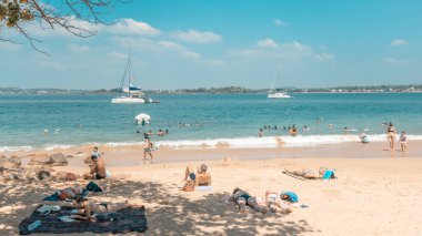 Galle, Sri Lanka - 01 31 2020: Korona öncesi Galle 'de kalabalık plaj, sıcak ve güneşli bir günde insanlar güneşleniyor ve dinleniyor..