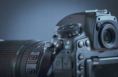 Galle, Sri Lanka - 02 17 2021: Karmaşık düğmeleri ve kadranları olan profesyonel DSLR ve yakın görüşlü, Nikon D850 kamera kemeri takılı omuz,