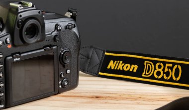 Galle, Sri Lanka - 02 17 2021: Nikon d850 boyun kayışı ve kamera gövdesi bir masanın üzerinde. Naylon kayışla damgalanmış sarı harfler..