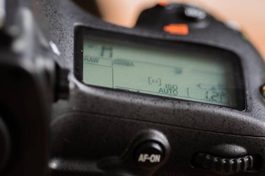 Kamera ayarları bilgisi açık olan modern bir DSLR kamerasının ikincil LCD görüntüsü,