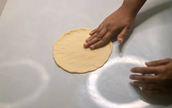 Thining Dough Balls Women Hands Preparing Roti Shaped Thin Crust — Stockfoto