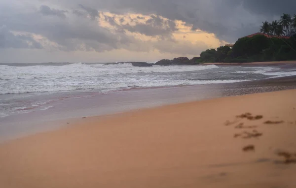 Rozmazane Ślady Stóp Piaszczystej Plaży Malowniczy Wieczorny Pejzaż Morski Galle — Zdjęcie stockowe