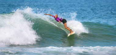 Ahangama, Sri Lanka - 03 26 2023: Red Bull 'da görev yapan genç sörfçü kız Sri Lanka' da dalga şampiyonluğuma katılıyor..