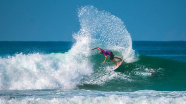 Ahangama, Sri Lanka - 03 26 2023: Red Bull 'daki beyaz erkek sörfçüden güzel bir sprey..