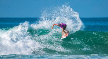 Ahangama, Sri Lanka - 03 26 2023: Red Bull 'daki beyaz erkek sörfçünün fantastik spreyi..