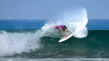 Ahangama, Sri Lanka - 03 26 2023: Kızıl Boğa Şampiyonu 2023 'te benim dalgama bindi, sörfçü kısa bir manevra yaptı ve büyük bir su püskürtme hareketi yaptı..