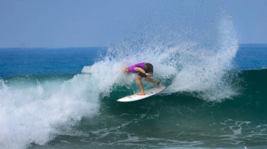 Ahangama, Sri Lanka - 03: 26: 2023 Redbull Sri Lanka 2023 'ün taç giyme şampiyonu, Kabalana sahilinde büyük bir dalgada güzel bir kesinti yapıyor..