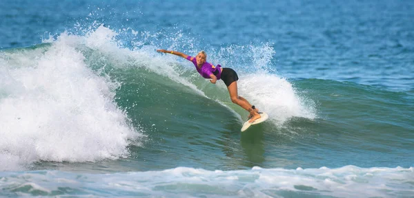 Ahangama, Sri Lanka - 03 26 2023: Red Bull 'da görev yapan genç sörfçü kız Sri Lanka' da dalga şampiyonluğuma katılıyor..