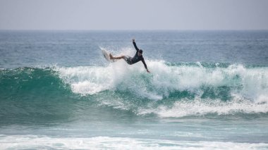 Midigama, Sri Lanka - 03 05 2024: Profesyonel sörfçü, dalgalar, güç, kontrol ve hassasiyet ile havada yükseğe fırlatıyor. Sekans-8-01