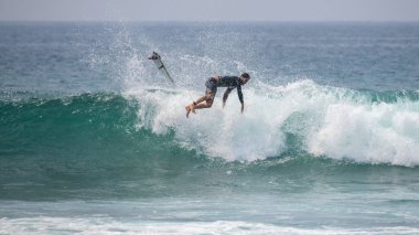 Midigama, Sri Lanka - 03 05 2024: Sörf tahtasından düşen bir erkek sörfçü, etrafını su sıçraması, dalganın gücü ve sörfün yoğunluğu sardı. Sekans-8-03