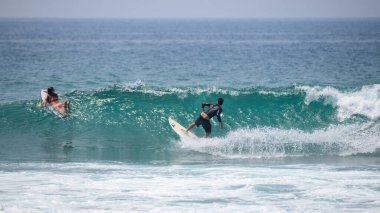 Midigama, Sri Lanka - 03 05 2024: Kesintiden önce mükemmel bir dönüş ve hız pompası ile yetenekli erkek sörfçü. Ham güç, hassasiyet ve okyanus dalgalarında ustalaşmanın heyecanı - 1-02