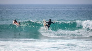 Midigama, Sri Lanka - 03 05 2024: Kesintiden önce mükemmel bir dönüş ve hız pompası ile yetenekli erkek sörfçü. Ham güç, hassasiyet ve okyanus dalgalarında ustalaşmanın heyecanı - 1-03