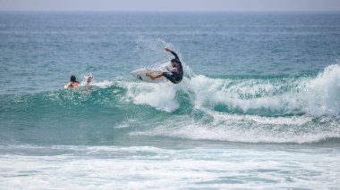 Midigama, Sri Lanka - 03 05: 2024: Yetenekli erkek sörfçü güçlü bir kapanış dalgası üzerinde hava manevrası yapıyor, hassasiyet, güç ve okyanus dalgalarında ustalaşmanın heyecanı - 1-05