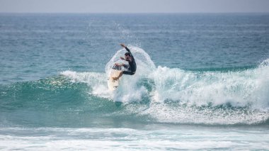 Midigama, Sri Lanka - 03 05 05 2024: Yetenekli erkek sörfçü güçlü bir kapanış dalgası üzerinde büyük bir spreyle hava manevrası yapıyor, dizi-1-06