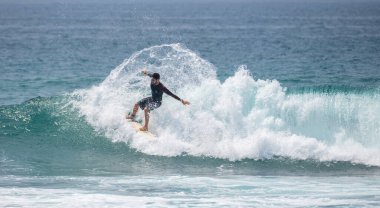 Midigama, Sri Lanka - 03 05: 2024: Yetenekli erkek sörfçü, güçlü bir kapanış dalgasının üzerinde, büyük bir sprey, dizi-1-08 ile mükemmel bir hava manevrası yaptıktan sonra yere indi