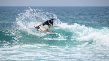 Midigama, Sri Lanka - 03 05 2024: Erkek sörfçü büyük bir kesinti yaparak havaya büyük miktarda su püskürttü. Aksiyon sahnesi-7-05 'te profesyonel erkek sörfçü.