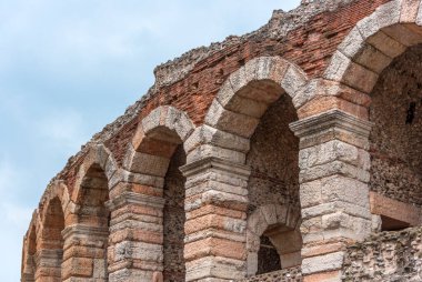 Verona, İtalya - 05: 31 2016: Birinci yüzyılda inşa edilmiş ve hala büyük ölçekli opera gösterileri için kullanılan bir Roma amfitiyatrosu olan Verona Arena 'daki kemer ve taş işçiliğinin ayrıntıları.