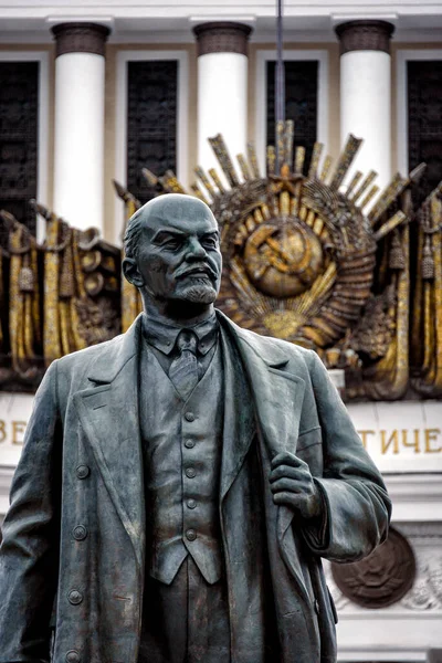 Moscú Rusia 2014 Estatua Lenin Con Hoz Martillo Soviéticos Oro —  Fotos de Stock